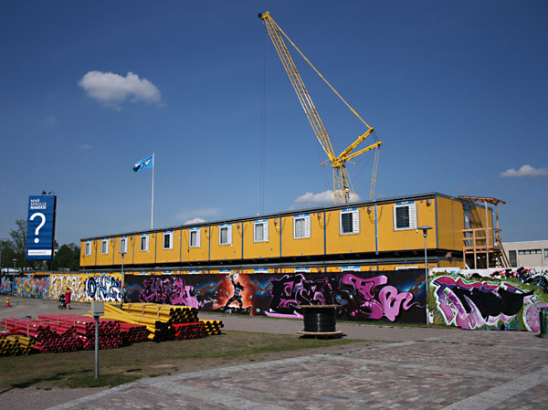 Kirjastoaukio ja graffittisein&auml;